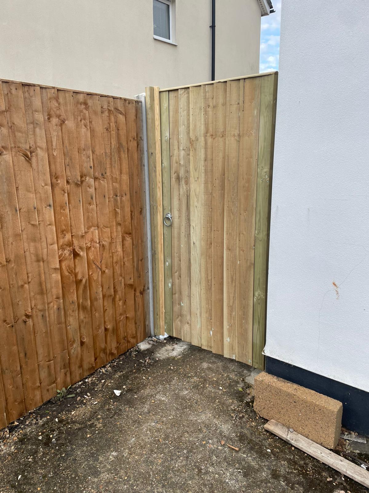 Modern horizontal wooden slatted fence installation by Elite Garden & Build in Slough.
